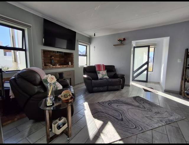 3 BEDROOM HOUSE FOR SALE IN GOLDEN MILE